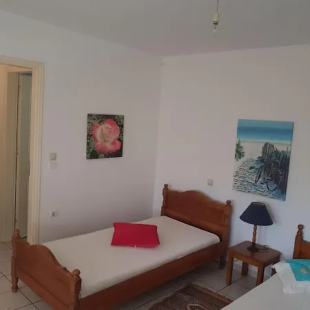 Under The Red Rock And View Daire Leonídion