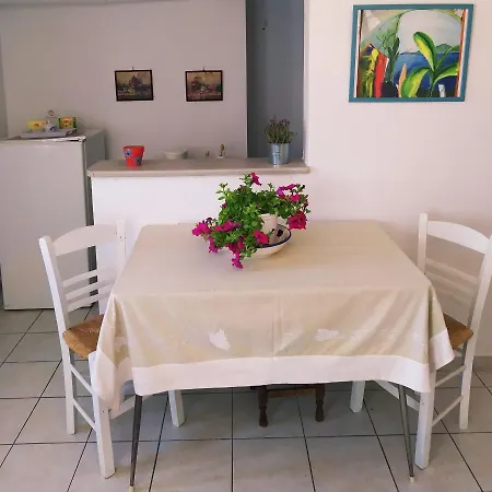 Апартаменты Under The Red Rock And View Леонидион