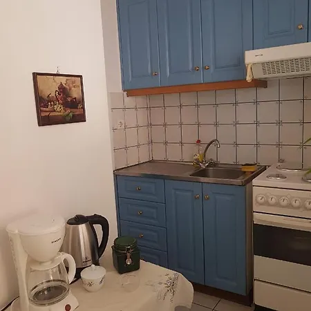 Under The Red Rock And View Daire Leonídion