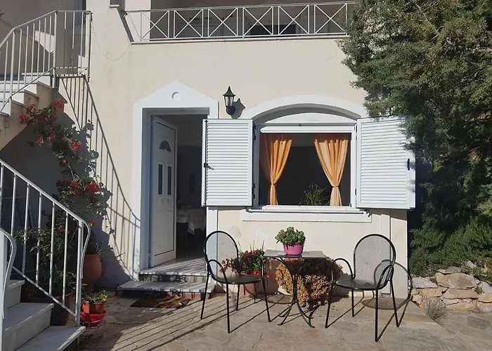 Under The Red Rock And View Леонидион