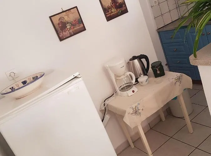 Under The Red Rock And View * Leonídion