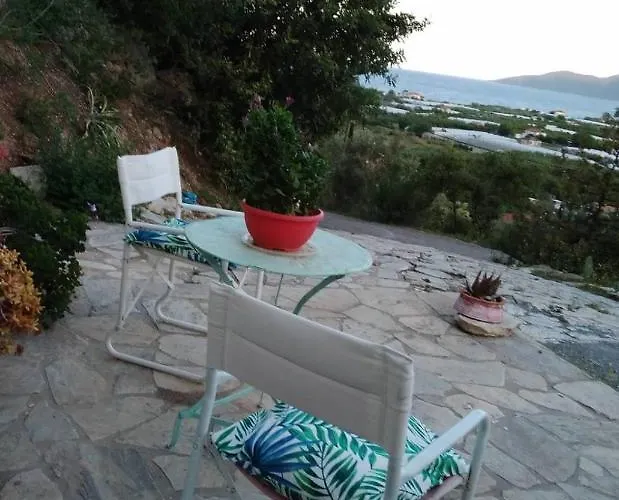 Апартаменты Under The Red Rock And View