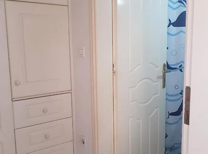 Under The Red Rock And View Леонидион